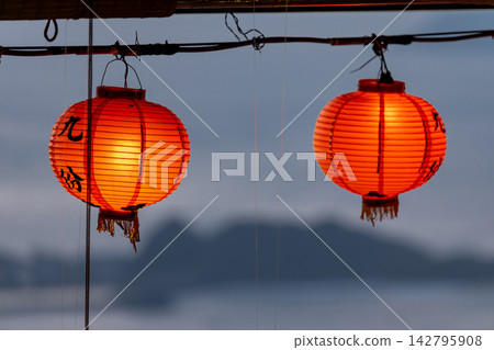 九份山城的山景紅燈籠 九份山城的山景紅燈籠 142795908