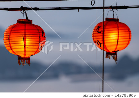 九份山城的山景紅燈籠 九份山城的山景紅燈籠 142795909