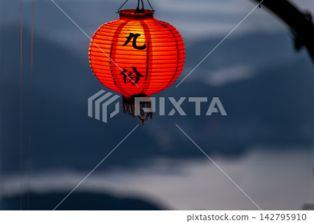 九份山城的山景紅燈籠 九份山城的山景紅燈籠 142795910