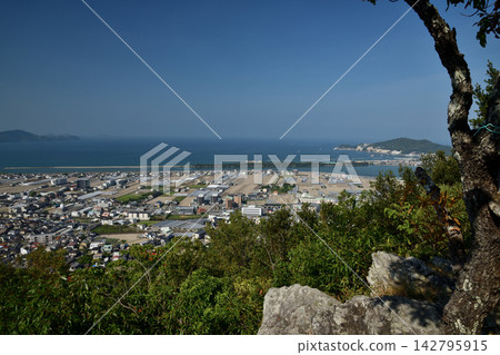 View towards Kataonami Beach from Nagusayama Observation Deck [Wakayama City, Wakayama Prefecture] 142795915