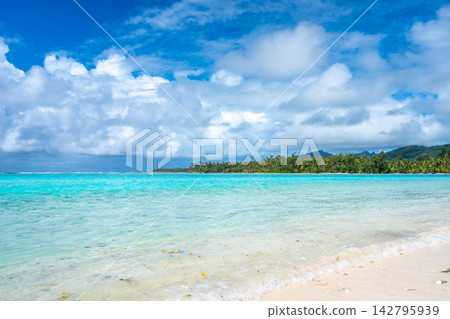 Motu Mahare and Coral Garden, Huahine, French Polynesia, with turquoise waters Motu Mahare and Coral Garden, Huahine, French Polynesia, with turquoise waters 142795939