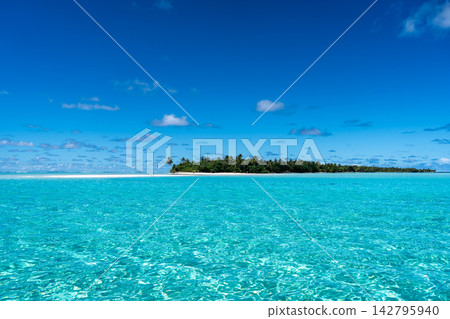 White sand beach of Motu Tiapaa in Maupiti, French Polynesia 142795940