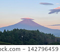 富士山，頂著一朵白雲，沐浴在夕陽之中。 142796459