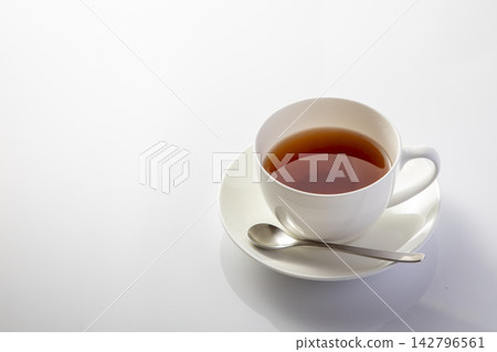 白色背景上的紅茶 白色背景上的紅茶 142796561