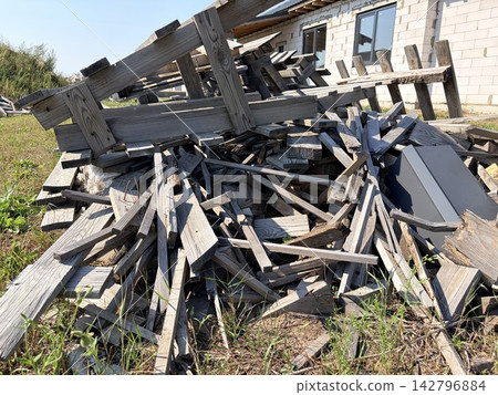 a large pile of wooden construction debris in the backyard of the construction site a large pile of wooden construction debris in the backyard of the construction site 142796884