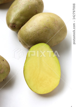 Fresh raw green potatoes, uncooked potatoes on white Fresh raw green potatoes, uncooked potatoes on white 142797008