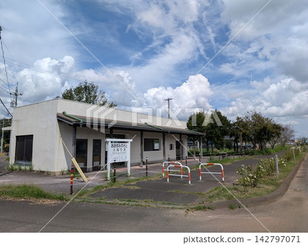 鹿兒島縣鹿屋市原大隅之里站的車站大樓及藍天。 142797071