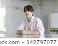 一位年輕的外國男子直視鏡頭。 142797077