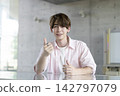 一位年輕的外國男子麵帶微笑，對著鏡頭豎起大拇指。 142797079