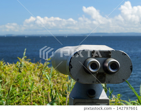 猿島天文台的觀光望遠鏡可以俯瞰藍天和大海。 猿島天文台的觀光望遠鏡可以俯瞰藍天和大海。 142797601