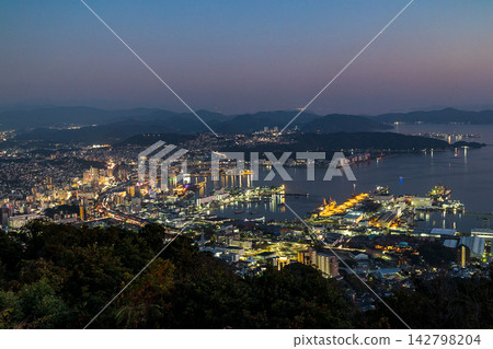 Enjoy the night view of Sasebo city and Sasebo Bay from the Yumiharidake Observatory. Enjoy the night view of Sasebo city and Sasebo Bay from the Yumiharidake Observatory. 142798204