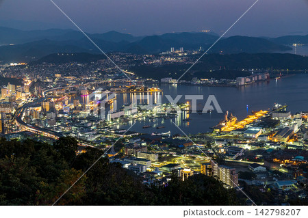 Enjoy the night view of Sasebo city and Sasebo Bay from the Yumiharidake Observatory. Enjoy the night view of Sasebo city and Sasebo Bay from the Yumiharidake Observatory. 142798207