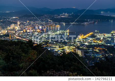 Enjoy the night view of Sasebo city and Sasebo Bay from the Yumiharidake Observatory. Enjoy the night view of Sasebo city and Sasebo Bay from the Yumiharidake Observatory. 142798211