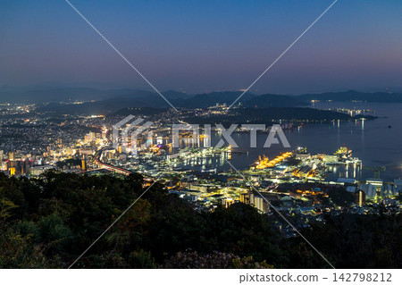 Enjoy the night view of Sasebo city and Sasebo Bay from the Yumiharidake Observatory. Enjoy the night view of Sasebo city and Sasebo Bay from the Yumiharidake Observatory. 142798212