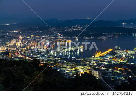從弓張岳展望台欣賞佐世保市和佐世保灣的夜景。 從弓張岳展望台欣賞佐世保市和佐世保灣的夜景。 142798213