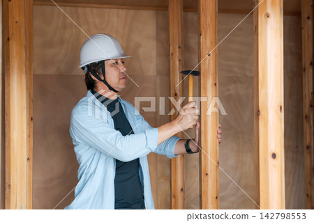 在建築地盤工作的工人 在建築地盤工作的工人 142798553
