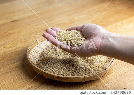 我手上拿著的是糙米混合米。 我手上拿著的是糙米混合米。 142798629