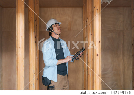 在建築地盤工作的工人 在建築地盤工作的工人 142799156