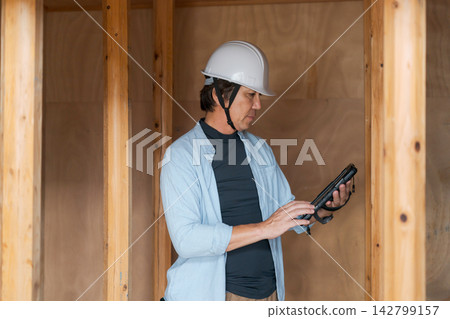 在建築地盤工作的工人 在建築地盤工作的工人 142799157
