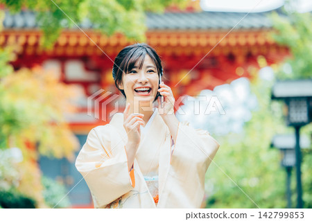 穿著和服的女人在神社祈禱 142799853