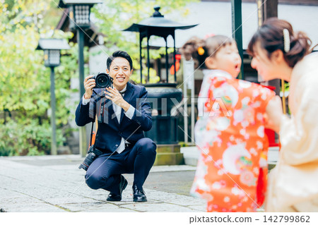 Photographer taking photos for Shichi-Go-San (a traditional Japanese rite of passage for children) Photographer taking photos for Shichi-Go-San (a traditional Japanese rite of passage for children) 142799862