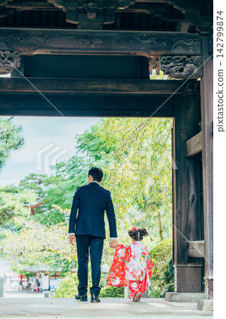 父親和孩子慶祝七五三節（日本傳統的兒童成年禮）。 142799874