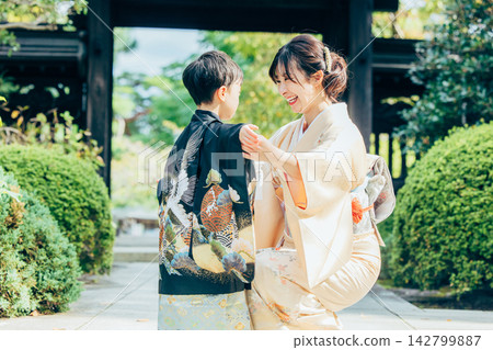 一家人前往神社參加七五三儀式(日本傳統的兒童成年禮)。 一家人前往神社參加七五三儀式(日本傳統的兒童成年禮)。 142799887