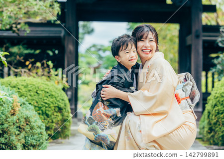 一家人前往神社參加七五三儀式(日本傳統的兒童成年禮)。 一家人前往神社參加七五三儀式(日本傳統的兒童成年禮)。 142799891