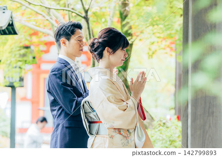 一對夫婦身著和服遊覽觀光 142799893