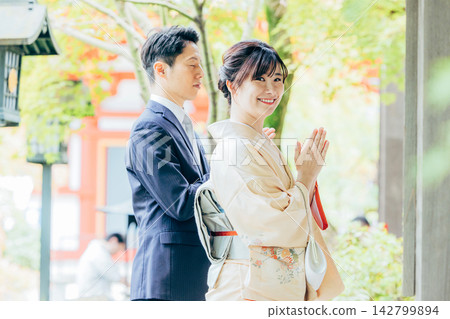 一對夫婦身著和服遊覽觀光 142799894