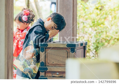孩子們穿著和服 142799896
