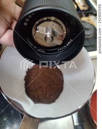 I tried grinding it with a hand grinder. I tried grinding it with a hand grinder. 142800568