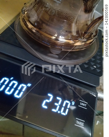 稱量咖啡豆 稱量咖啡豆 142800569