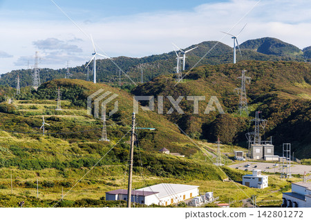 津輕半島的丘陵地區聳立風力渦輪機和輸電塔。 142801272