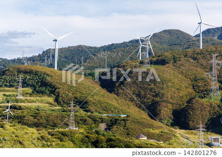 津輕半島的丘陵地區聳立風力渦輪機和輸電塔。 142801276