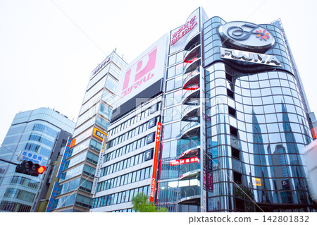 清晨，銀座的街道 142801832