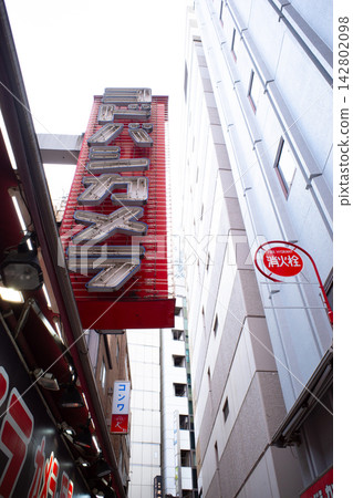 Shinjuku's streets 142802098