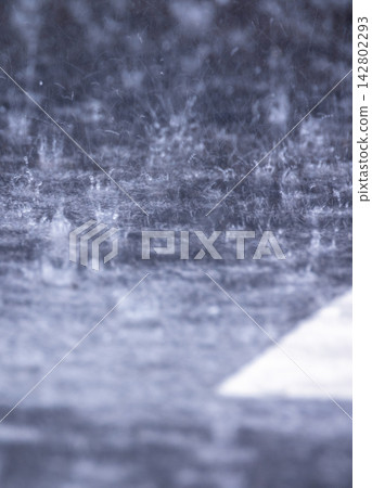 暴雨傾盆而下，路面清晰可見。 142802293