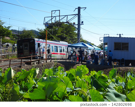 A train stopped at Tsushimanomiya Station, the JR station with the shortest operating days in Japan, and a scene from the summer festival (Mitoyo City, Kagawa Prefecture). A train stopped at Tsushimanomiya Station, the JR station with the shortest operating days in Japan, and a scene from the summer festival (Mitoyo City, Kagawa Prefecture). 142802698