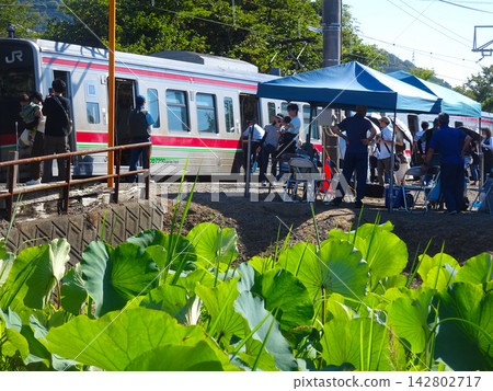一列火車停靠在對島宮站,這是日本JR運作時間最短的車站,這是夏季祭典的場景(香川縣三豐市)。 一列火車停靠在對島宮站,這是日本JR運作時間最短的車站,這是夏季祭典的場景(香川縣三豐市)。 142802717