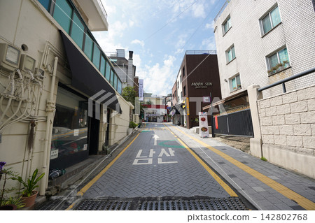 從韓國首爾明洞通往南山的一條傾斜小巷的街景。 142802768