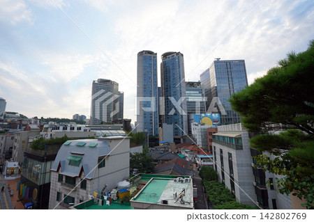 Seoul's urban landscape blends old and new in its streetscape. Seoul's urban landscape blends old and new in its streetscape. 142802769