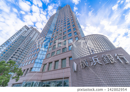 Exterior view and corporate logo of the Yokohama Bank Head Office building [Minato Mirai, Nishi-ku, Yokohama City, Kanagawa Prefecture] 142802954