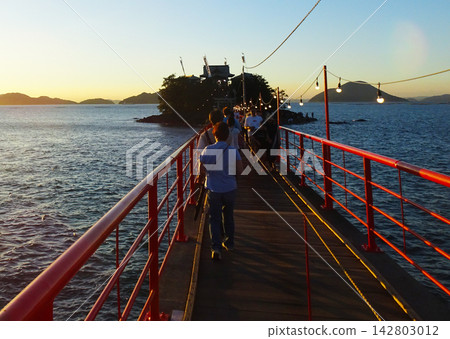 The summer festival of Tsushima Shrine in Mitoyo City, Kagawa Prefecture, is bustling with activity at Utsushima Bridge (Wataru Bridge). The summer festival of Tsushima Shrine in Mitoyo City, Kagawa Prefecture, is bustling with activity at Utsushima Bridge (Wataru Bridge). 142803012