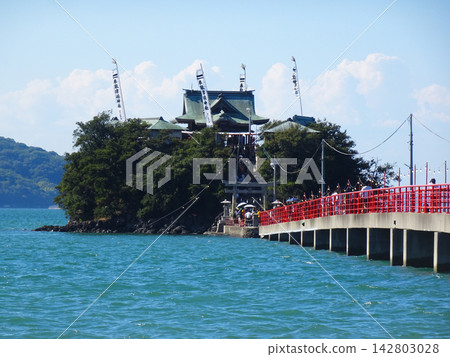 Open to the public only two days a year! The Tsushima Bridge, a bridge over the sea leading to the main shrine, and the bustling crowds of worshippers (Mitoyo City, Kagawa Prefecture) 142803028
