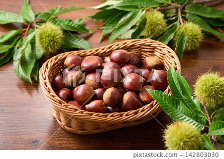 Chestnuts from Chiba Prefecture piled in a basket 142803030