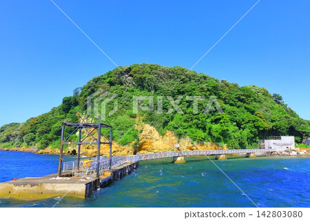 Sarushima Island (uninhabited): Sarushima Island and the sea as seen from the ferry. Sarushima Island (uninhabited): Sarushima Island and the sea as seen from the ferry. 142803080