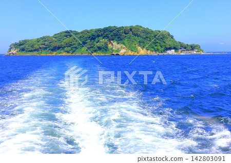 Sarushima Island (uninhabited): Sarushima Island and the sea as seen from the ferry. Sarushima Island (uninhabited): Sarushima Island and the sea as seen from the ferry. 142803091