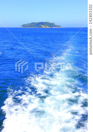 Sarushima Island (uninhabited): Sarushima Island and the sea as seen from the ferry. Sarushima Island (uninhabited): Sarushima Island and the sea as seen from the ferry. 142803102