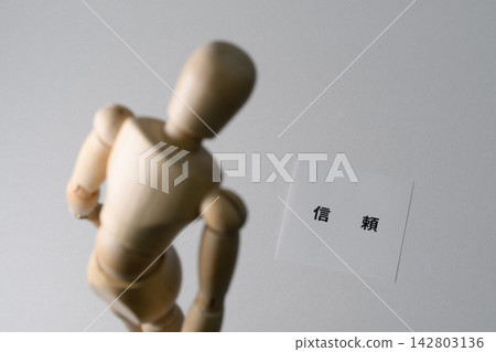The image of losing trust The image of losing trust 142803136